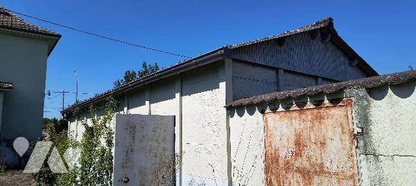 Maison de 102 m2 sur un terrain de 9,16 ares avec une dépendance non attenante.