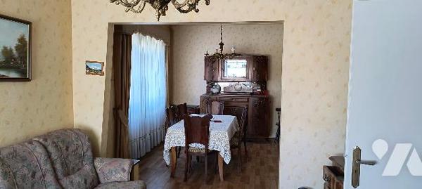 Maison de 102 m2 sur un terrain de 9,16 ares avec une dépendance non attenante.