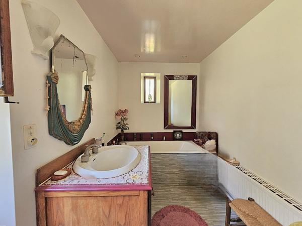 Montayral (47500) Domaine exceptionel sur 10 hectares avec demeure du XIX eme, dépendances, bois, prés, lac privé et piscine