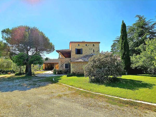 Montayral (47500) Domaine exceptionel sur 10 hectares avec demeure du XIX eme, dépendances, bois, prés, lac privé et piscine