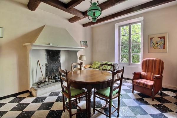 La Fare-les-Oliviers (13580) La fare les Oliviers Bastide composée de Trois Batiments