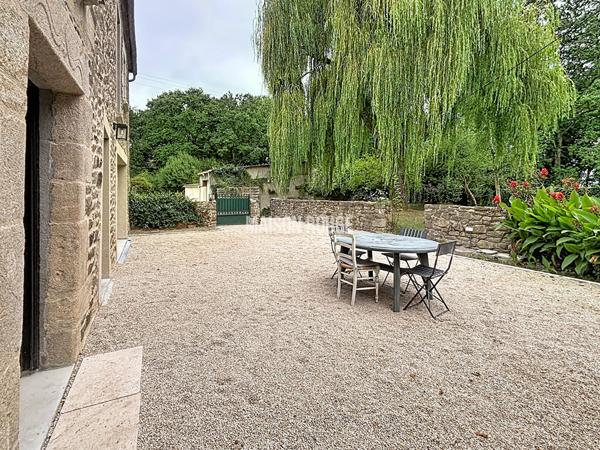 Maison en pierre à vendre à Plouër-sur-Rance 3 chambres, grenier aménageable, grand terrain arboré et fort potentiel