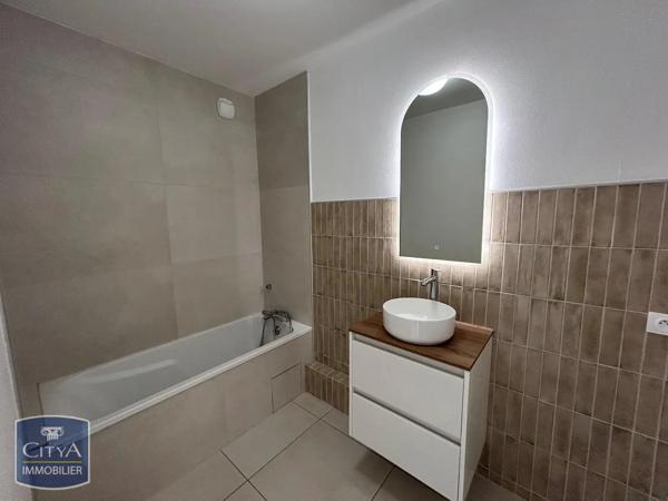 Appartement à louer 2 pièces 70m² Saint-Priest-en-Jarez (42270)