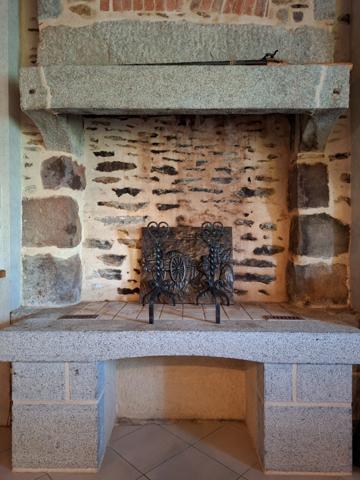 Propriété Habitation, maisonnette et grange, 3000m2 terrain clos, Hameau, proche Saint Pierre des Nids, La ferriere Bochard...A découvrir absolument !!