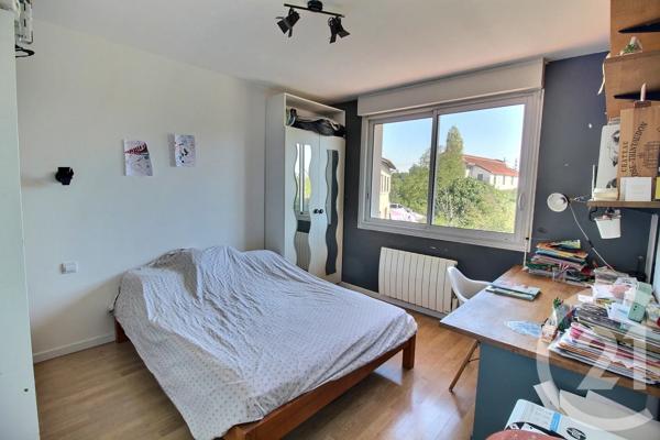 Maison à vendre  6 pièces - 145 m 2   PESSAC  - 33