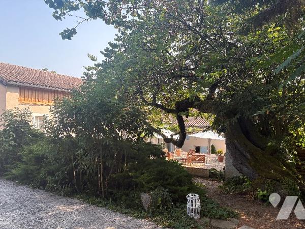 Magnifique maison de caractère  avec dépendances, jardin, piscine à l'abri des regards...