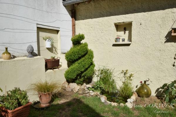 SULLY SUR LOIRE Maison de ville rénovée d'environ 75m2.