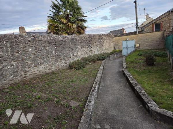 MAYENNE- Coeur de ville, maison d'habitation de plain pied avec terrain.

Maison d'habitation...