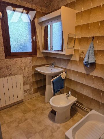 MAYENNE- Coeur de ville, maison d'habitation de plain pied avec terrain.

Maison d'habitation...