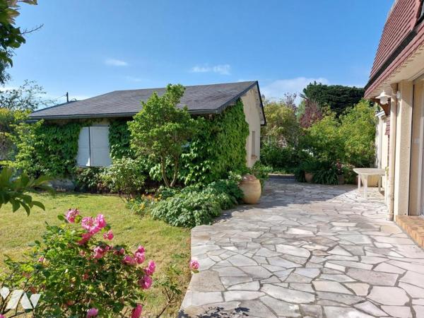 Sur 1200m² de terrain, propriété à 500m de la Mer
