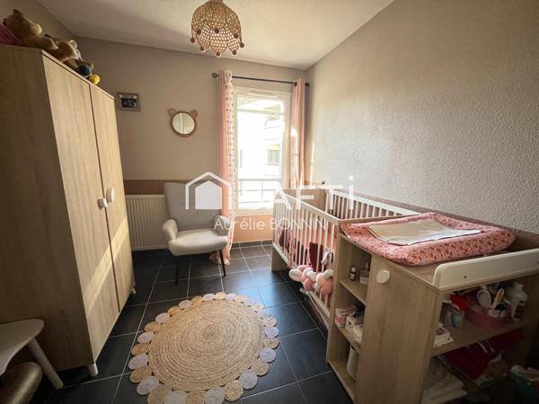 Appartement 3 pièces dans résidence récente proche des commerces +1 emplacement de parking couvert