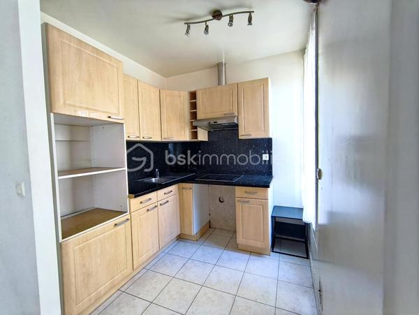 Situé secteur Porte de Vanves / Plaisance, à quelques minutes à pied du métro Porte de Vanves (ligne 13) et du tramway T3a, découvrez ce F1 d'environ 27 m², situé au 2ᵉ étage sur 3 d'une petite copropriété.
L'appartement se compose d'une entrée desservant une pièce de vie avec rangement, d'une cuisine semi-ouverte pouvant être facilement refermée afin de créer une véritable cuisine indépendante, d'une salle d'eau ainsi que de WC séparés.
Deux caves complètent ce bien et offrent un espace de stockage particulièrement appréciable.
Quelques travaux de modernisation permettront de révéler tout le potentiel de cet appartement et de l'aménager selon vos envies.
Vous bénéficierez d'un emplacement privilégié, à proximité immédiate des commerces, des transports et de toutes les commodités.
Une belle opportunité de personnaliser un appartement à votre goût dans un secteur recherché du 14ᵉ arrondissement.
À découvrir sans tarder.
A propos de la copropriété :
Pas de procédure en cours.
Nombre de lots principaux : 6
Charges prévisionnelles annuelles : 496,00 €