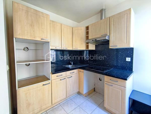 Situé secteur Porte de Vanves / Plaisance, à quelques minutes à pied du métro Porte de Vanves (ligne 13) et du tramway T3a, découvrez ce F1 d'environ 27 m², situé au 2ᵉ étage sur 3 d'une petite copropriété.
L'appartement se compose d'une entrée desservant une pièce de vie avec rangement, d'une cuisine semi-ouverte pouvant être facilement refermée afin de créer une véritable cuisine indépendante, d'une salle d'eau ainsi que de WC séparés.
Deux caves complètent ce bien et offrent un espace de stockage particulièrement appréciable.
Quelques travaux de modernisation permettront de révéler tout le potentiel de cet appartement et de l'aménager selon vos envies.
Vous bénéficierez d'un emplacement privilégié, à proximité immédiate des commerces, des transports et de toutes les commodités.
Une belle opportunité de personnaliser un appartement à votre goût dans un secteur recherché du 14ᵉ arrondissement.
À découvrir sans tarder.
A propos de la copropriété :
Pas de procédure en cours.
Nombre de lots principaux : 6
Charges prévisionnelles annuelles : 496,00 €