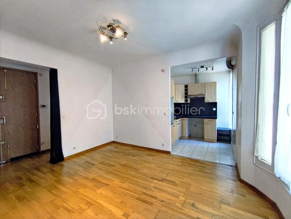 Situé secteur Porte de Vanves / Plaisance, à quelques minutes à pied du métro Porte de Vanves (ligne 13) et du tramway T3a, découvrez ce F1 d'environ 27 m², situé au 2ᵉ étage sur 3 d'une petite copropriété.
L'appartement se compose d'une entrée desservant une pièce de vie avec rangement, d'une cuisine semi-ouverte pouvant être facilement refermée afin de créer une véritable cuisine indépendante, d'une salle d'eau ainsi que de WC séparés.
Deux caves complètent ce bien et offrent un espace de stockage particulièrement appréciable.
Quelques travaux de modernisation permettront de révéler tout le potentiel de cet appartement et de l'aménager selon vos envies.
Vous bénéficierez d'un emplacement privilégié, à proximité immédiate des commerces, des transports et de toutes les commodités.
Une belle opportunité de personnaliser un appartement à votre goût dans un secteur recherché du 14ᵉ arrondissement.
À découvrir sans tarder.
A propos de la copropriété :
Pas de procédure en cours.
Nombre de lots principaux : 6
Charges prévisionnelles annuelles : 496,00 €