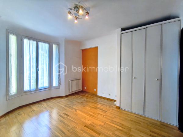 Situé secteur Porte de Vanves / Plaisance, à quelques minutes à pied du métro Porte de Vanves (ligne 13) et du tramway T3a, découvrez ce F1 d'environ 27 m², situé au 2ᵉ étage sur 3 d'une petite copropriété.
L'appartement se compose d'une entrée desservant une pièce de vie avec rangement, d'une cuisine semi-ouverte pouvant être facilement refermée afin de créer une véritable cuisine indépendante, d'une salle d'eau ainsi que de WC séparés.
Deux caves complètent ce bien et offrent un espace de stockage particulièrement appréciable.
Quelques travaux de modernisation permettront de révéler tout le potentiel de cet appartement et de l'aménager selon vos envies.
Vous bénéficierez d'un emplacement privilégié, à proximité immédiate des commerces, des transports et de toutes les commodités.
Une belle opportunité de personnaliser un appartement à votre goût dans un secteur recherché du 14ᵉ arrondissement.
À découvrir sans tarder.
A propos de la copropriété :
Pas de procédure en cours.
Nombre de lots principaux : 6
Charges prévisionnelles annuelles : 496,00 €