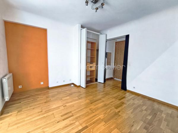 Situé secteur Porte de Vanves / Plaisance, à quelques minutes à pied du métro Porte de Vanves (ligne 13) et du tramway T3a, découvrez ce F1 d'environ 27 m², situé au 2ᵉ étage sur 3 d'une petite copropriété.
L'appartement se compose d'une entrée desservant une pièce de vie avec rangement, d'une cuisine semi-ouverte pouvant être facilement refermée afin de créer une véritable cuisine indépendante, d'une salle d'eau ainsi que de WC séparés.
Deux caves complètent ce bien et offrent un espace de stockage particulièrement appréciable.
Quelques travaux de modernisation permettront de révéler tout le potentiel de cet appartement et de l'aménager selon vos envies.
Vous bénéficierez d'un emplacement privilégié, à proximité immédiate des commerces, des transports et de toutes les commodités.
Une belle opportunité de personnaliser un appartement à votre goût dans un secteur recherché du 14ᵉ arrondissement.
À découvrir sans tarder.
A propos de la copropriété :
Pas de procédure en cours.
Nombre de lots principaux : 6
Charges prévisionnelles annuelles : 496,00 €