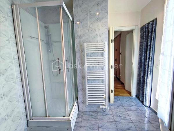 Situé secteur Porte de Vanves / Plaisance, à quelques minutes à pied du métro Porte de Vanves (ligne 13) et du tramway T3a, découvrez ce F1 d'environ 27 m², situé au 2ᵉ étage sur 3 d'une petite copropriété.
L'appartement se compose d'une entrée desservant une pièce de vie avec rangement, d'une cuisine semi-ouverte pouvant être facilement refermée afin de créer une véritable cuisine indépendante, d'une salle d'eau ainsi que de WC séparés.
Deux caves complètent ce bien et offrent un espace de stockage particulièrement appréciable.
Quelques travaux de modernisation permettront de révéler tout le potentiel de cet appartement et de l'aménager selon vos envies.
Vous bénéficierez d'un emplacement privilégié, à proximité immédiate des commerces, des transports et de toutes les commodités.
Une belle opportunité de personnaliser un appartement à votre goût dans un secteur recherché du 14ᵉ arrondissement.
À découvrir sans tarder.
A propos de la copropriété :
Pas de procédure en cours.
Nombre de lots principaux : 6
Charges prévisionnelles annuelles : 496,00 €