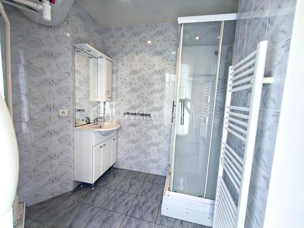 Situé secteur Porte de Vanves / Plaisance, à quelques minutes à pied du métro Porte de Vanves (ligne 13) et du tramway T3a, découvrez ce F1 d'environ 27 m², situé au 2ᵉ étage sur 3 d'une petite copropriété.
L'appartement se compose d'une entrée desservant une pièce de vie avec rangement, d'une cuisine semi-ouverte pouvant être facilement refermée afin de créer une véritable cuisine indépendante, d'une salle d'eau ainsi que de WC séparés.
Deux caves complètent ce bien et offrent un espace de stockage particulièrement appréciable.
Quelques travaux de modernisation permettront de révéler tout le potentiel de cet appartement et de l'aménager selon vos envies.
Vous bénéficierez d'un emplacement privilégié, à proximité immédiate des commerces, des transports et de toutes les commodités.
Une belle opportunité de personnaliser un appartement à votre goût dans un secteur recherché du 14ᵉ arrondissement.
À découvrir sans tarder.
A propos de la copropriété :
Pas de procédure en cours.
Nombre de lots principaux : 6
Charges prévisionnelles annuelles : 496,00 €