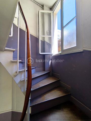 Situé secteur Porte de Vanves / Plaisance, à quelques minutes à pied du métro Porte de Vanves (ligne 13) et du tramway T3a, découvrez ce F1 d'environ 27 m², situé au 2ᵉ étage sur 3 d'une petite copropriété.
L'appartement se compose d'une entrée desservant une pièce de vie avec rangement, d'une cuisine semi-ouverte pouvant être facilement refermée afin de créer une véritable cuisine indépendante, d'une salle d'eau ainsi que de WC séparés.
Deux caves complètent ce bien et offrent un espace de stockage particulièrement appréciable.
Quelques travaux de modernisation permettront de révéler tout le potentiel de cet appartement et de l'aménager selon vos envies.
Vous bénéficierez d'un emplacement privilégié, à proximité immédiate des commerces, des transports et de toutes les commodités.
Une belle opportunité de personnaliser un appartement à votre goût dans un secteur recherché du 14ᵉ arrondissement.
À découvrir sans tarder.
A propos de la copropriété :
Pas de procédure en cours.
Nombre de lots principaux : 6
Charges prévisionnelles annuelles : 496,00 €