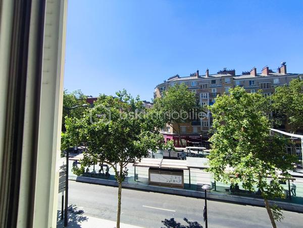 Situé secteur Porte de Vanves / Plaisance, à quelques minutes à pied du métro Porte de Vanves (ligne 13) et du tramway T3a, découvrez ce F1 d'environ 27 m², situé au 2ᵉ étage sur 3 d'une petite copropriété.
L'appartement se compose d'une entrée desservant une pièce de vie avec rangement, d'une cuisine semi-ouverte pouvant être facilement refermée afin de créer une véritable cuisine indépendante, d'une salle d'eau ainsi que de WC séparés.
Deux caves complètent ce bien et offrent un espace de stockage particulièrement appréciable.
Quelques travaux de modernisation permettront de révéler tout le potentiel de cet appartement et de l'aménager selon vos envies.
Vous bénéficierez d'un emplacement privilégié, à proximité immédiate des commerces, des transports et de toutes les commodités.
Une belle opportunité de personnaliser un appartement à votre goût dans un secteur recherché du 14ᵉ arrondissement.
À découvrir sans tarder.
A propos de la copropriété :
Pas de procédure en cours.
Nombre de lots principaux : 6
Charges prévisionnelles annuelles : 496,00 €