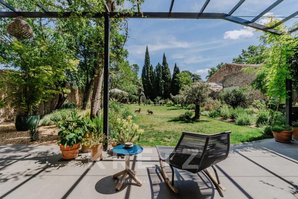 Propriété de luxe rénovée dans le Sud de la France avec jardin paysager.
