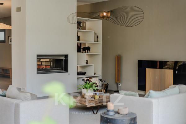 Propriété de luxe rénovée dans le Sud de la France avec jardin paysager.