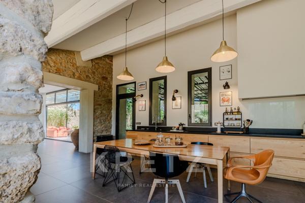 Propriété de luxe rénovée dans le Sud de la France avec jardin paysager.