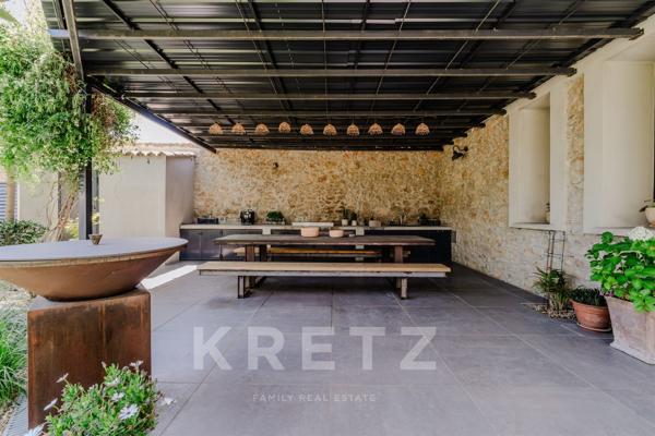Propriété de luxe rénovée dans le Sud de la France avec jardin paysager.