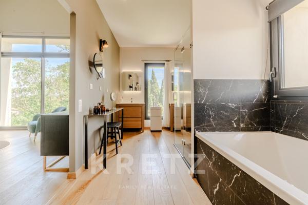 Propriété de luxe rénovée dans le Sud de la France avec jardin paysager.