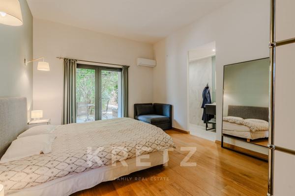 Propriété de luxe rénovée dans le Sud de la France avec jardin paysager.