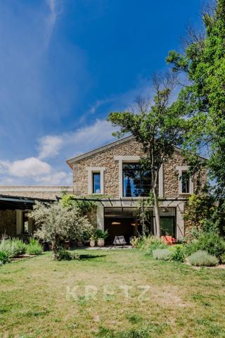 Propriété de luxe rénovée dans le Sud de la France avec jardin paysager.