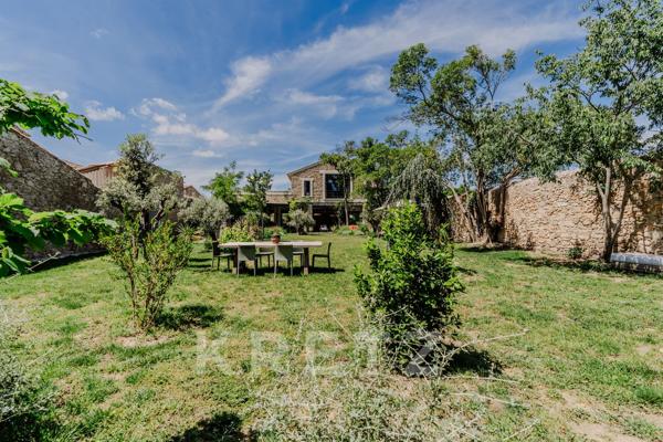 Propriété de luxe rénovée dans le Sud de la France avec jardin paysager.