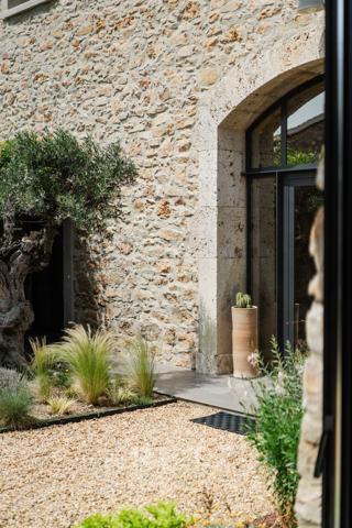 Propriété de luxe rénovée dans le Sud de la France avec jardin paysager.