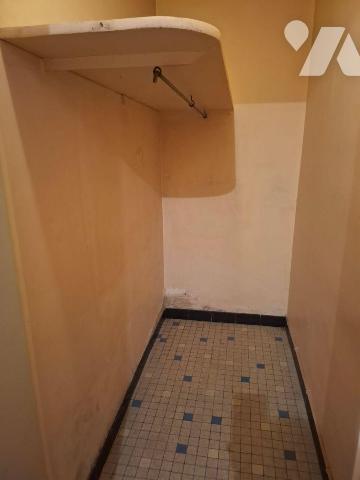 Maison composée d'une entrée, wc, salle de bain, chaufferie, couloir, salon salle à manger, deu...