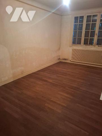 Maison composée d'une entrée, wc, salle de bain, chaufferie, couloir, salon salle à manger, deu...