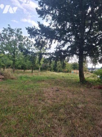Maison composée d'une entrée, wc, salle de bain, chaufferie, couloir, salon salle à manger, deu...