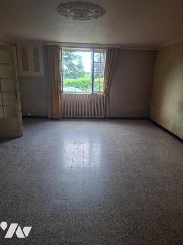 Maison composée d'une entrée, wc, salle de bain, chaufferie, couloir, salon salle à manger, deu...