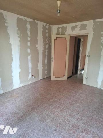 Maison composée d'une entrée, wc, salle de bain, chaufferie, couloir, salon salle à manger, deu...