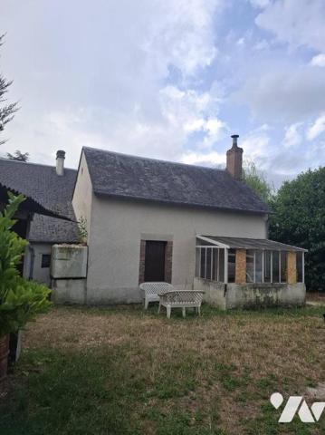 Maison composée d'une entrée, wc, salle de bain, chaufferie, couloir, salon salle à manger, deu...