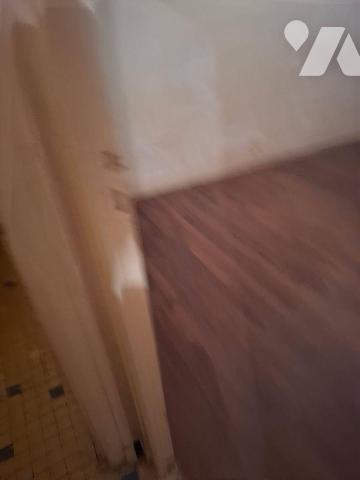 Maison composée d'une entrée, wc, salle de bain, chaufferie, couloir, salon salle à manger, deu...