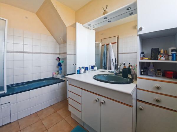 Maison Meulan En Yvelines 7 pièces 172 m² sous sol total, piscine, 850 m² de parcelle