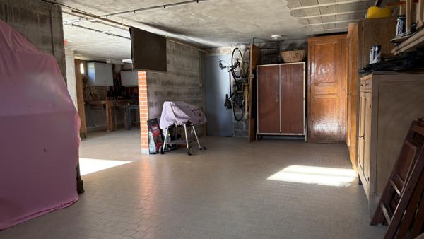 Vézelay (89450) Propriété située dans le Vézelien avec un jardin clos d'environ 2, 5 hectares au prix de 275 600 € F.A.I.