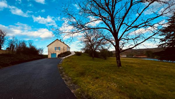 Vézelay (89450) Propriété située dans le Vézelien avec un jardin clos d'environ 2, 5 hectares au prix de 275 600 € F.A.I.