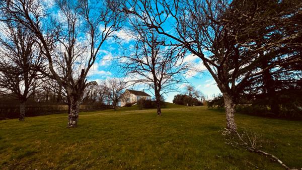 Vézelay (89450) Propriété située dans le Vézelien avec un jardin clos d'environ 2, 5 hectares au prix de 275 600 € F.A.I.