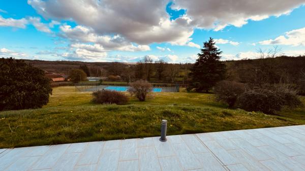 Vézelay (89450) Propriété située dans le Vézelien avec un jardin clos d'environ 2, 5 hectares au prix de 275 600 € F.A.I.