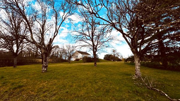 Vézelay (89450) Propriété située dans le Vézelien avec un jardin clos d'environ 2, 5 hectares au prix de 275 600 € F.A.I.