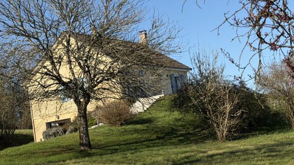 Vézelay (89450) Propriété située dans le Vézelien avec un jardin clos d'environ 2, 5 hectares au prix de 275 600 € F.A.I.