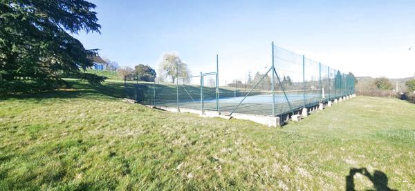 Vézelay (89450) Propriété située dans le Vézelien avec un jardin clos d'environ 2, 5 hectares au prix de 275 600 € F.A.I.