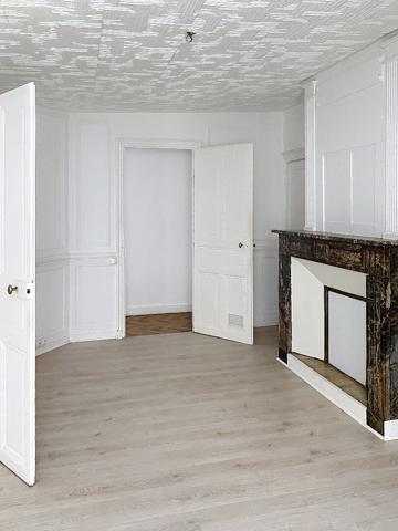 A vendre Angers hyper centre. Appartement type 2. 1er étage . Bâtisse ancienne. Chauffage individuel. Libre à la vente.