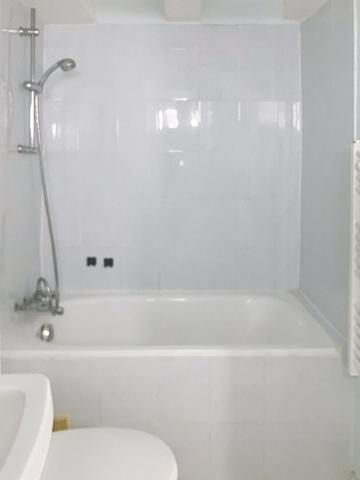 A vendre Angers hyper centre. Appartement type 2. 1er étage . Bâtisse ancienne. Chauffage individuel. Libre à la vente.